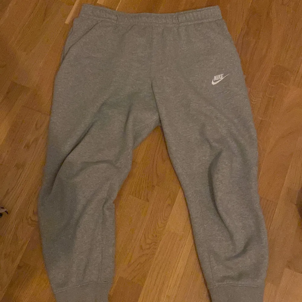 Snygga nike mjukisbyxor!  välanvända men i väldigt fint skick. Står att dom är i XL men skulle säga mer som en litet Large eller Medium🥰 köpta för 450kr!!!!!. Jeans & Byxor.