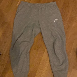 Gråa nikemjukis - Snygga nike mjukisbyxor!  välanvända men i väldigt fint skick. Står att dom är i XL men skulle säga mer som en litet Large eller Medium🥰 köpta för 450kr!!!!!