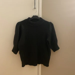 Svart tröja  - Sitter så fint. Använd ett par gånger. Passar till allt💗