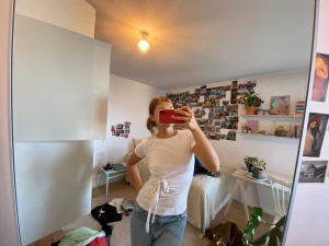 Vit tröja med knytdetalj  - Vit tröja med knytdetalj 