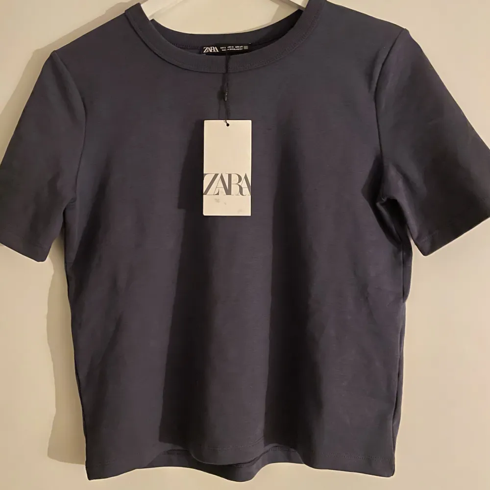 Superfin t-shirt från Zara! Aldrig använd endast provad och därav är prislappen fortfarande kvar! Stl S💙. T-shirts.