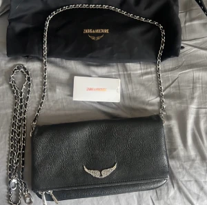 Zadig väska  - Säljer min Zadig väska då den inte komemr till användning längre💓 Som ny, använd fåtal gånger och har inga defekter! Ord pris: 4000kr. Följer med en bag och ett långt och ett kort band💓