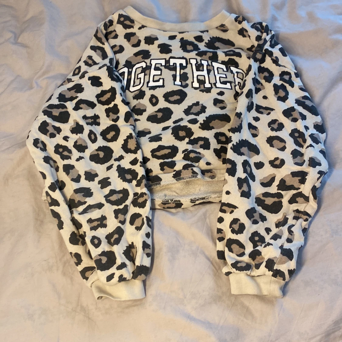 Beige leopard magtröja med tryck på