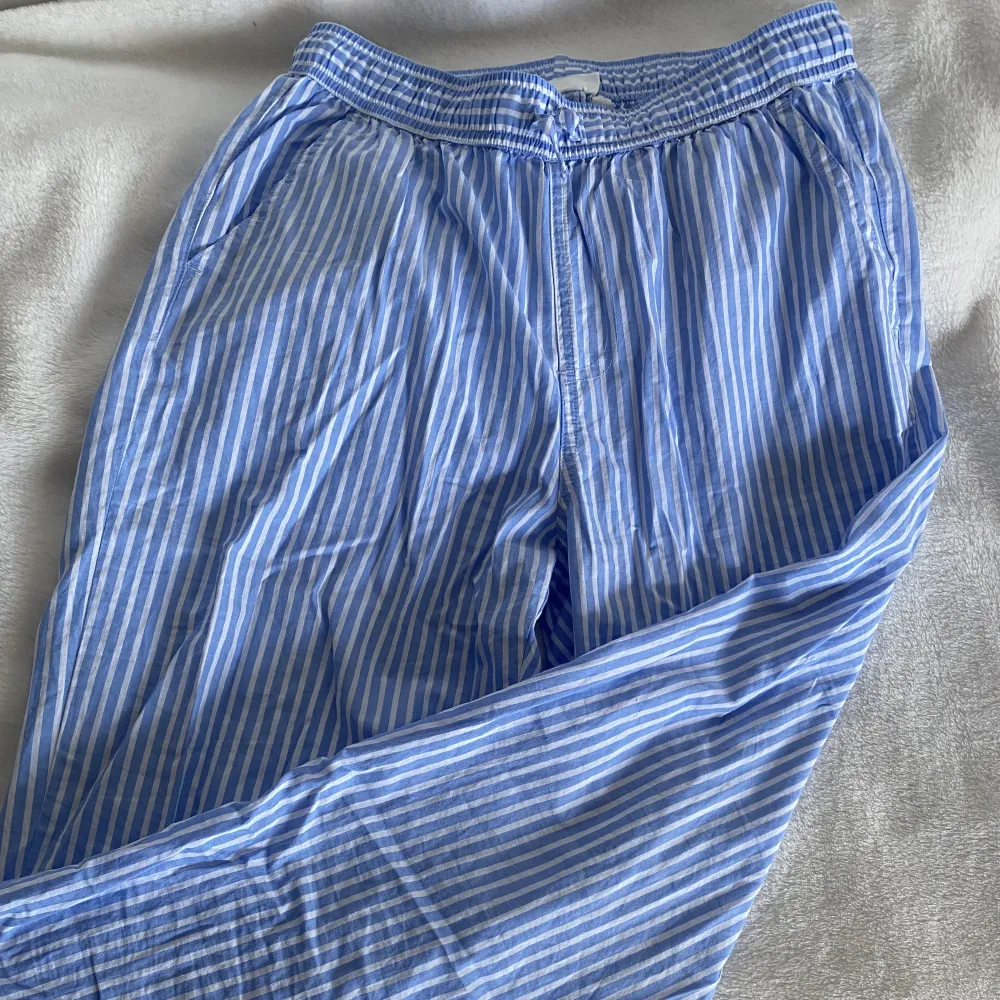 Hej! Jag säljer nu dessa super sköna och snygga pyjamasbyxor som endast använts en gång! 🤩 Säljer då de tyvärr blivit förkorta för mig som är cirka 175💞  De är i storlek 170 men jag skulle säga att de är i storlek Xs/S. (Mid/low waist skulle jag säga)💘. Jeans & Byxor.