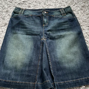 Jeans kjol - En jättefin jeans kjol i ett jättefint skick 