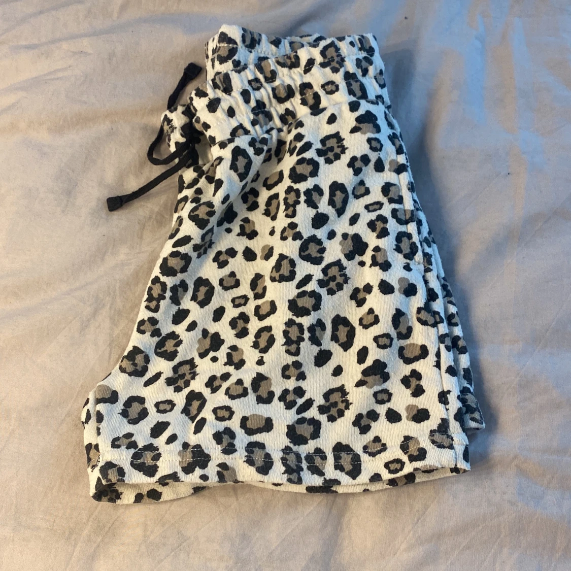 Leopard short med svart snöre - 90