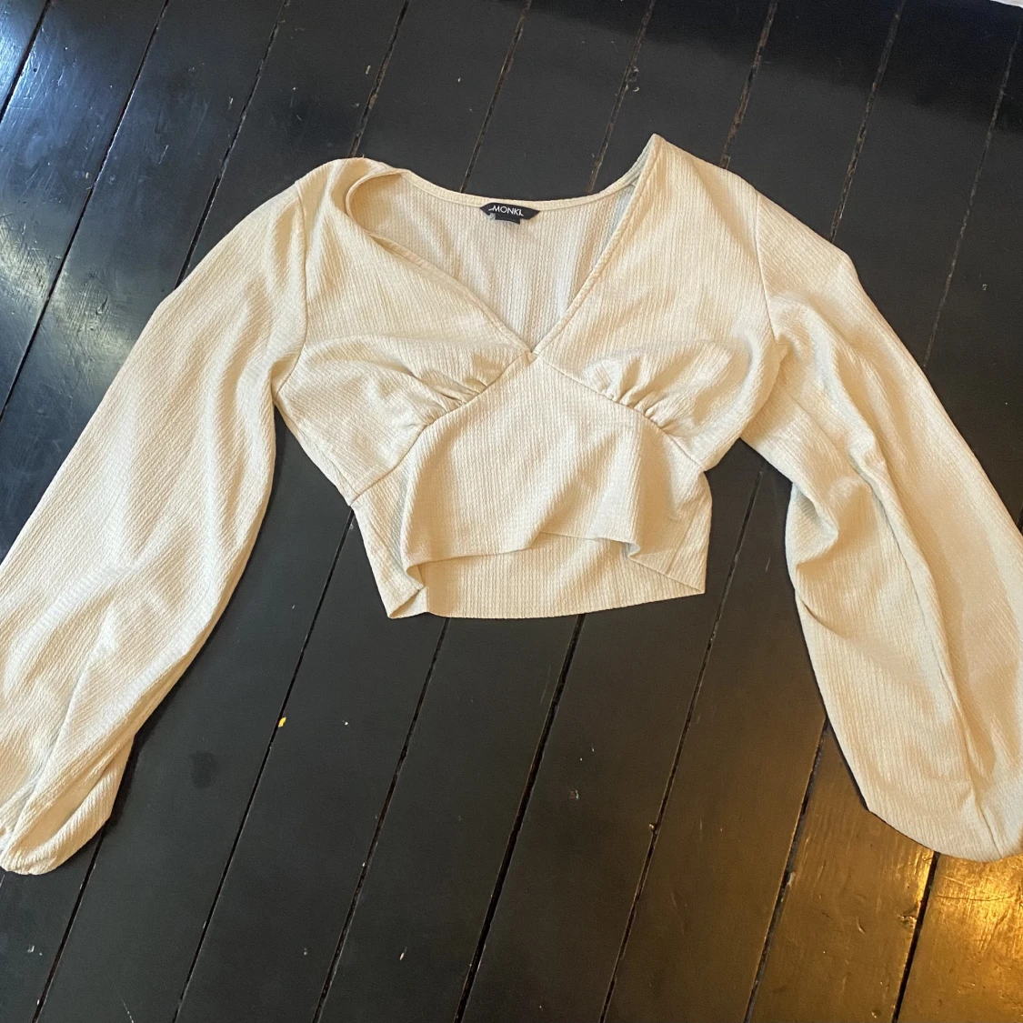 beige croppad blus från monki!!