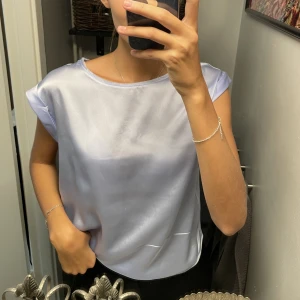 Mango topp - Älskar denna!! Silke där fram och vanlig tshirt där bak🫶🫶