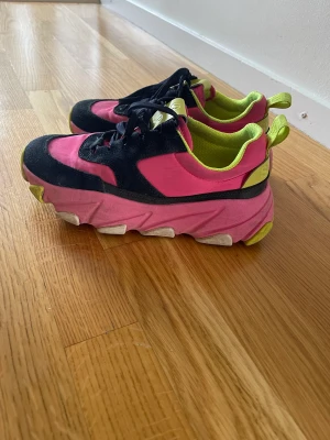 Fire sneaker  - Säljer en snygg sneakers från Svea. Chunky modell.Ovandel i textil med partier i äkta mocka.Logotyp på plös o häl.Dragögla på häl.Höjd på sula bak 5.5 cm.