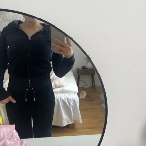 juicy  - säljer mitt mörkblåa juicy-set då det inte kommer till användning, båda delarna i xs och bra skick. Säljer hela settet för 1000kr