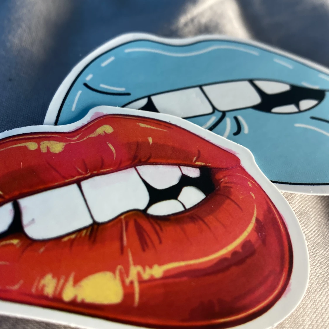 2 pack läppar röd och blå  - 90