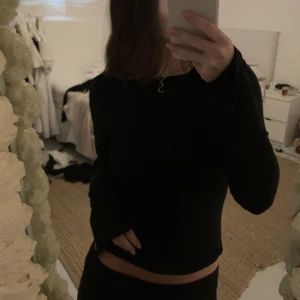 Alobha Label  - En långärmad tröja från alobha label i storlek S som passar perfekt och är skitsnygg. Tröjan sitter tight med en öppen rygg och skönt material, säljer pga den ej kommer till användning!