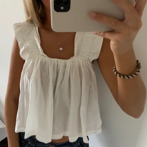 Blus - Gullig vit blus från Gina tricot. Använd fåtal gånger, storlek S. Tryck inte köp direkt 🙌