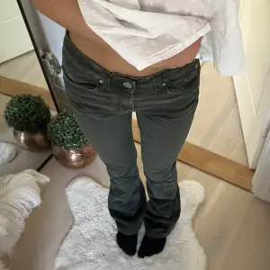 Aldrig använda jeans från DenimStudios, framkommer inte på bilden men byxorna är mörkgröna, kan skicka tydligare bild privat💚💚