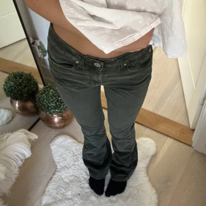 Mörkgröna Jeans - Aldrig använda jeans från DenimStudios, framkommer inte på bilden men byxorna är mörkgröna, kan skicka tydligare bild privat💚💚