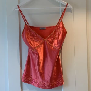 Rött y2k linne - Jätte fint y2k linne som tyvärr inte passar längre. Väldigt bra skick 