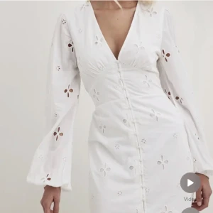 NAKD klänning - Säljer min studentklänning! Vit klänning från NAKD. Köpt i strl 40 men insydd, så passar mig med strl 38!