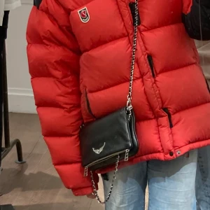 Zadig väska  - Rock Zadig väskan, två band köpt ny och i bra skick iga täcken på andvändning.