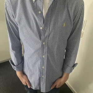 Ralph Lauren skjorta  - Säljer denna fräscha Ralph Lauren skjortan, dess skick är som ny, tvättas och stryks innan den postas! Betalningar sker via Swish!