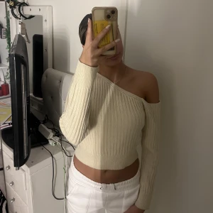Shoulder off - En snygg och mjuk stickad tröja, fin designad!