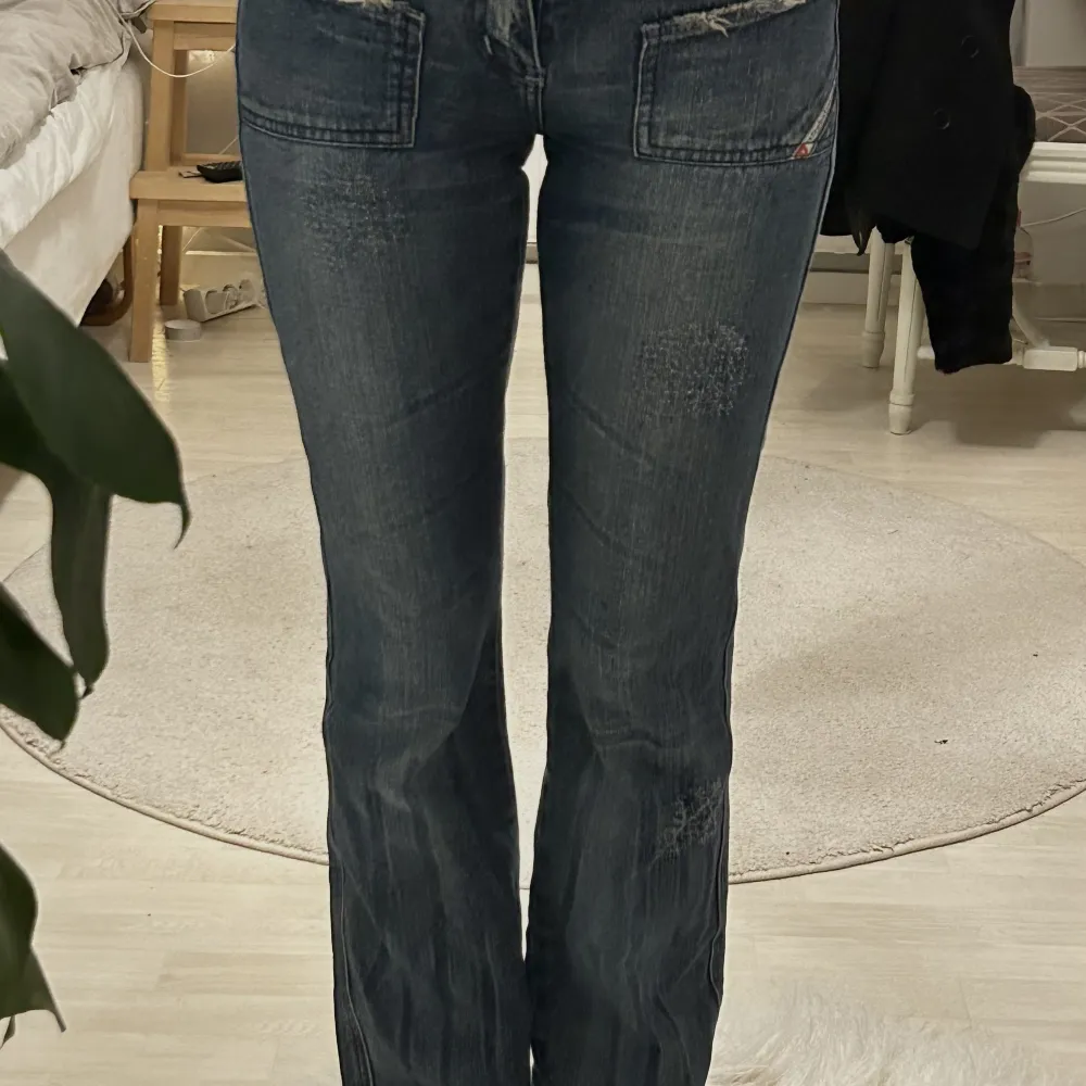 säljer mina diesel jeans då dom är lite små på mig, W27 & L30/32(?). Är 167 och bär xs/s💖. Jeans & Byxor.