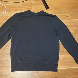 J lindeberg - Säljer min J lindeberg tröja för att den är lite för stor. Jag är 170cm. Har använt den några gånger men det är inga märke på den. Nypris 1100kr