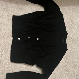 Stickad kofta - Svart stickad kofta. Men pärlemor knappar. Superfin och oanvänd. Passar xs / s / m beroende på passform. Skriv vid intresse!