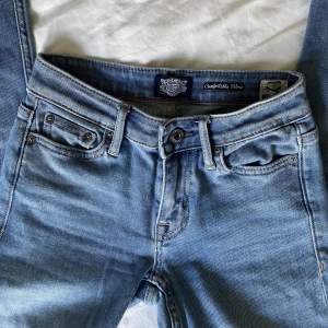 Lågmidjade bootcut jeans från crocker!! Assnygga men tyvärr för små för mig💕 innerbenslängden 79 o midjemåttet 30 rakt över, skriv för bilder på! Direktpris 450