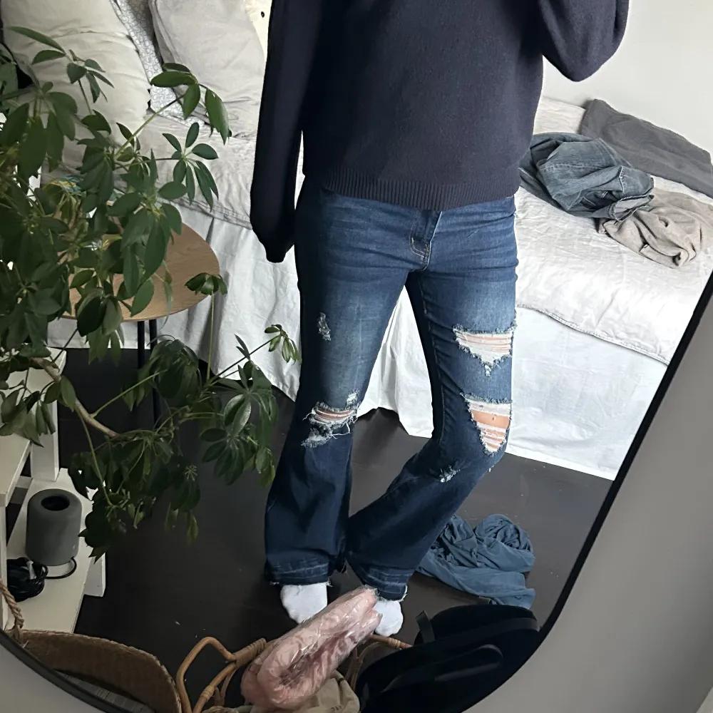 Ett par jättefina boot cut jeans med hål, intressekoll då jag vill se om jag kan få något för dem❤️är öppen för byte . Jeans & Byxor.