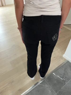 Jeans  - Såå coola och snygga jeans från Ralph Lauren med snygga detaljer och perfekta till höst och vinter. Innerbenslängden är 72 cm. Midjemåttet är 38cm (tvärsöver)💕💕