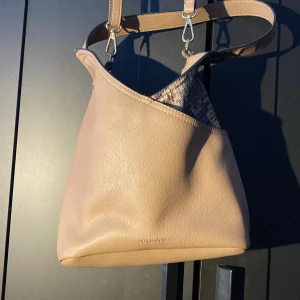 DON DONNA - En jätte fin väska från don Donna som jag tyvärr inte fått någon användning av 