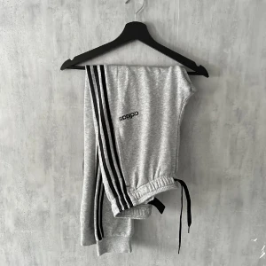 Gråa adidas mjukisbyxor  - Säljer dessa gråa adidas mjukisbyxor, begagnat skick men inga skador (endast lite noppriga vid låren). 