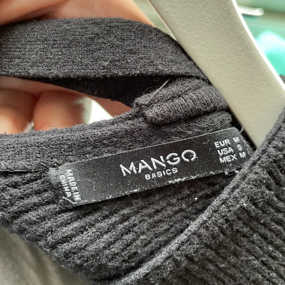 Jättefin stickad svart tröja från Mango som är lite öppen i ryggen. Stickat.