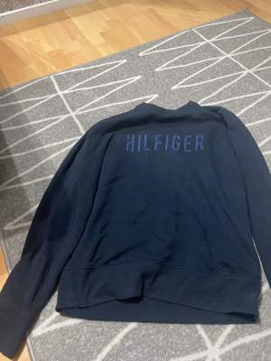 En riktig Tommy Hilfiger tröja som har använts 2 gånger,inget fel på den 