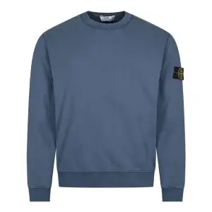 En äkta Stone Island sweatshirt i storlek M, i en fin blå färg, helt ny endast testad en gång. Man får med 2 extra knappar. Köpt för 2899kr.