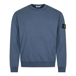 STONE ISLAND  - En äkta Stone Island sweatshirt i storlek M, i en fin blå färg, helt ny endast testad en gång. Man får med 2 extra knappar. Köpt för 2899kr.