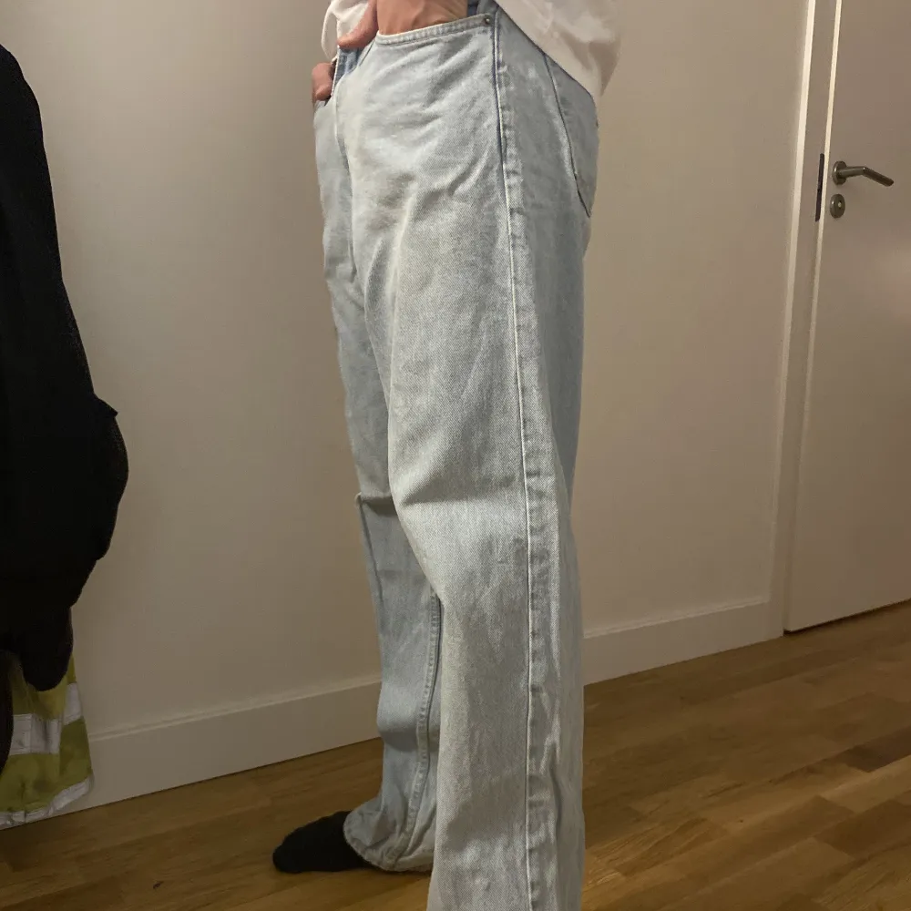 Ljusblå Nlyman jeans i storlek: 29/32. Jeansen användes under vintern och är pyttelite slitna nertill och knappen högst upp saknas men jeansen sitter fortfarande jättebra och med skärp syns det inte. Är 178 och på mig är längden väldigt bra som ni ser.. Farkut & Housut.