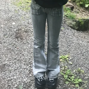 Freesoul bootcutjeans - Det finns inga snyggare lågmidjade jeans än dessa Midjemått: 76cm Innerbenslängd: 84cm Bootcut bredd: 25cm