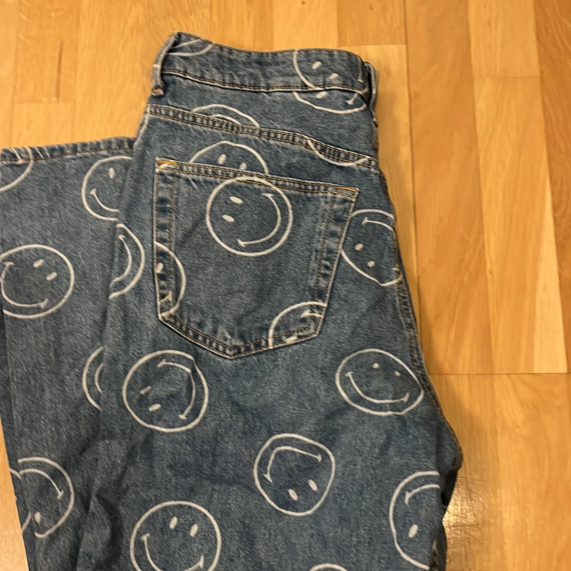 Blåa smileyjeans i bra skick - 90