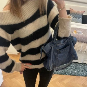 stickad off shoulder tröja - Säljer den här superfina off shoulder tröjan som inte längre kommer till någon användning, använt ett fåtal gånger 