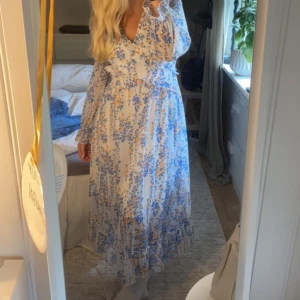 Klänning  - Jättefin klänning i bra skick, säljer då jag inte använder den längre. Storlek M men passar även S💗