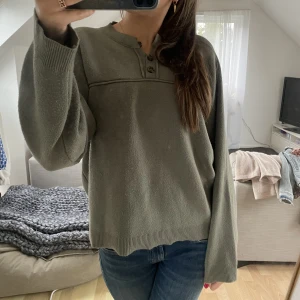 Grön tröja - Så bekväm och snygg tjock tröja från zara! Passar perfekt nu till hösten!🍁🍃