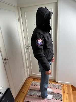 Museum Down Jacket - Shorty - Superfibt skick, knappt använd. Avtagbar luva. 