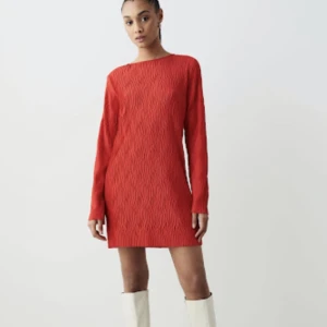 klänning  - Jättefin röd klänning från Gin Tricot. Aldrig använd med prislappen kvar. Nypris 399kr