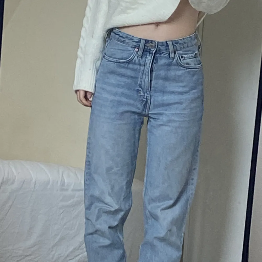 Ljusblå jeans från Weekday i modellen lash. Använda få gånger, är som i nyskick. Jeans & Byxor.