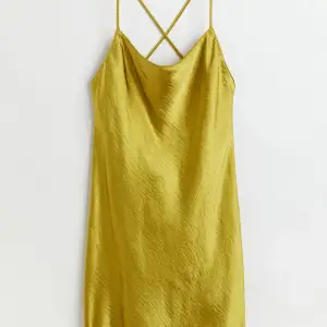Säljer denna helt oanvända klänning i storlek XS då den inte kommit till användning. 💛