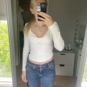 Topp/Tröja  - jättegullig tröja med fin detalj 