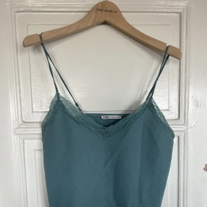 Turkost linne - Turkost linne från Zara. Flowig passform, är i size S men skulle säga att den klär XS-M. säljer massa saker efter flytt! Kika gärna min sida.  Möts upp om så önskas❤️