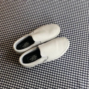 Vita Vans i konstläder - Vita Vans i konstläder. Skorna är knappt använda och gott skick. Storlek 39