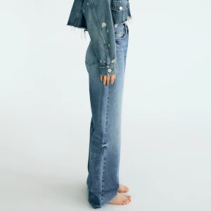 Zara jeans - Säljer dessa jeans från zara då de tyvärr inte kommer till användning. Super fin passform och cool wide leg passform. Nästintill oanvända. 